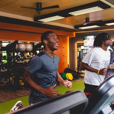 Forget the long walks to the Corec in the freezing cold, when you have a high-quality gym right where you live 🏋️