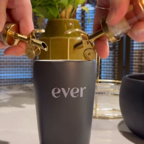 Peppermint Creamer✅
Peppermint Syrup 🙌
Peppermint Whip Cream 🍦

It’s that time of the year ❄️ all peppermint, all December at the coffee bar in EVER