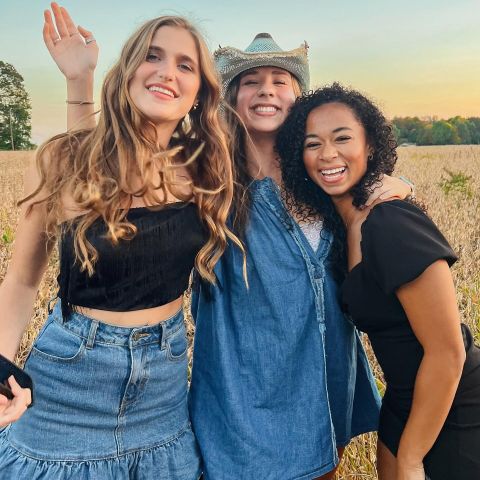 Are you still looking for housing this August? Swipe to see your future home for you and your besties before it’s gone ✨
